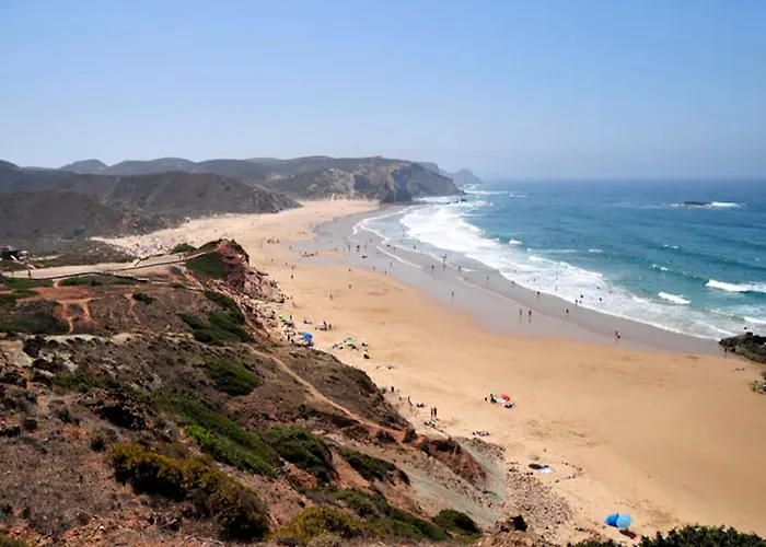 Tasteful 4 Bedrooms Laginhas Modern Furnishings *