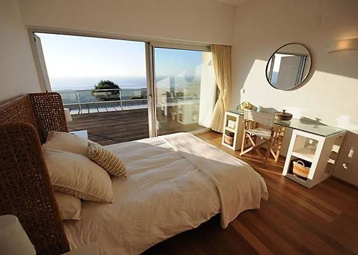 Tasteful 4 Bedrooms Laginhas Modern Furnishings Villa